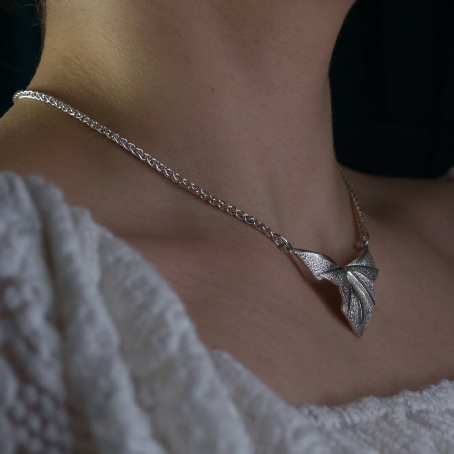 Friija Linea kaulakoru, hopea