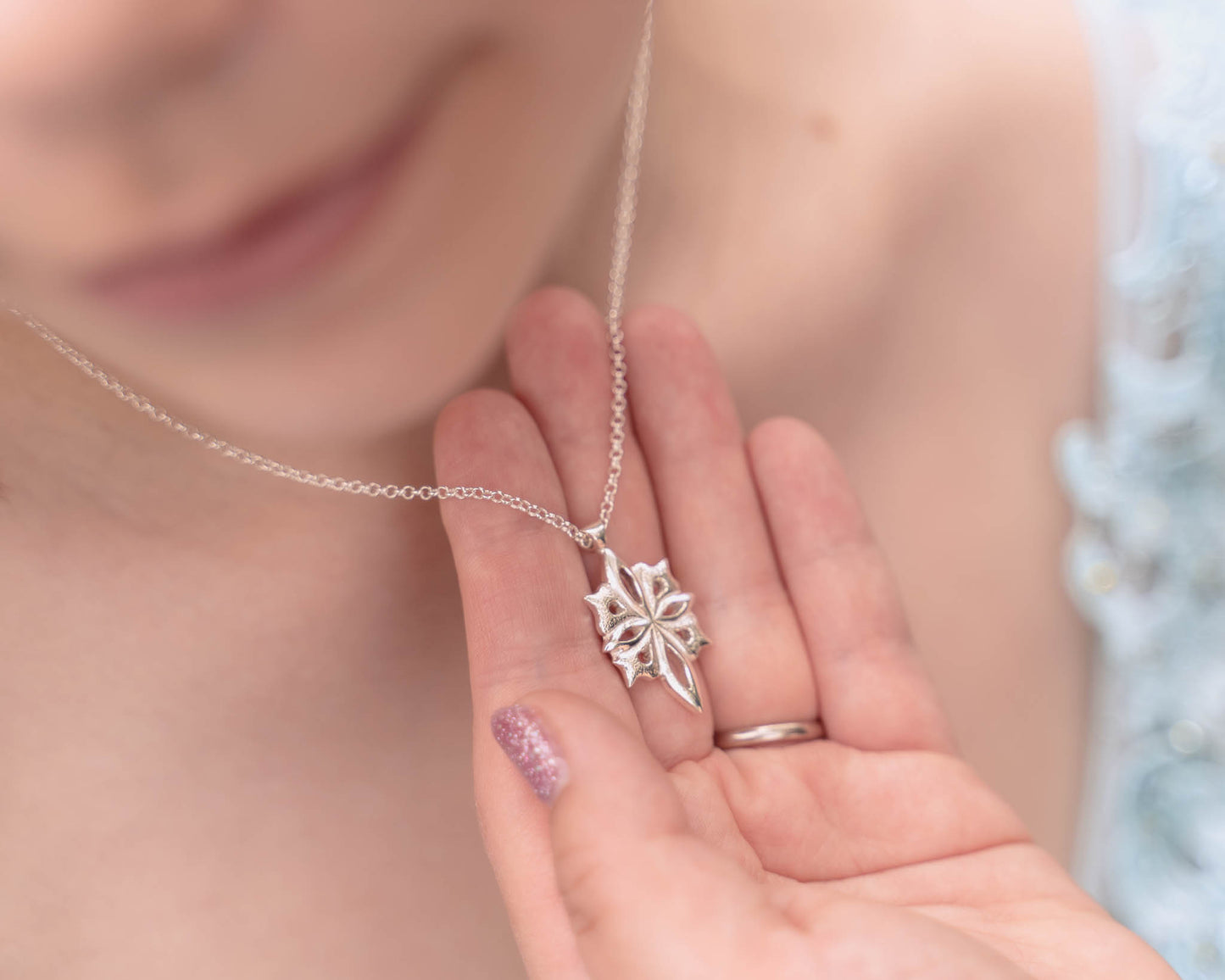 hidden_cross_in_jewellery_valokuvaussirpam__koruttamo__hairandbeauty.studio33__koruttamo