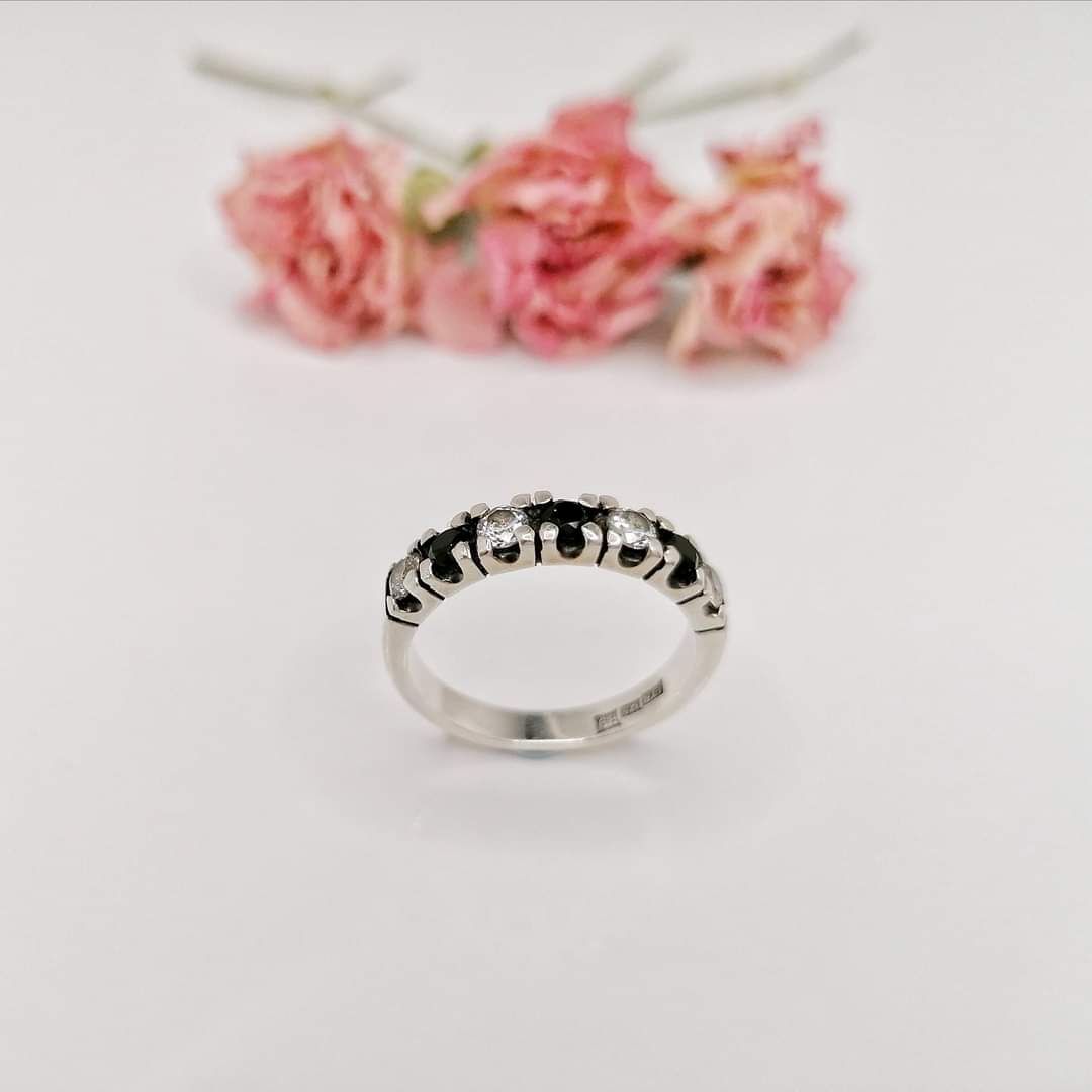 Black & White sormus, 7x 0,1 ct timanteilla