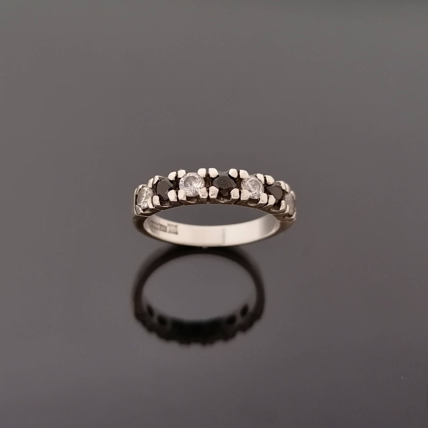Black & White sormus, 7x 0,1 ct timanteilla