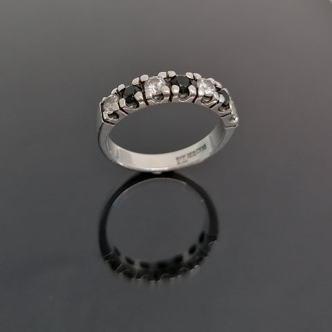 Black & White sormus, 7x 0,1 ct timanteilla