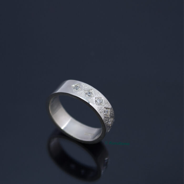Minea 6x 0,03 ct timanteilla , kulta